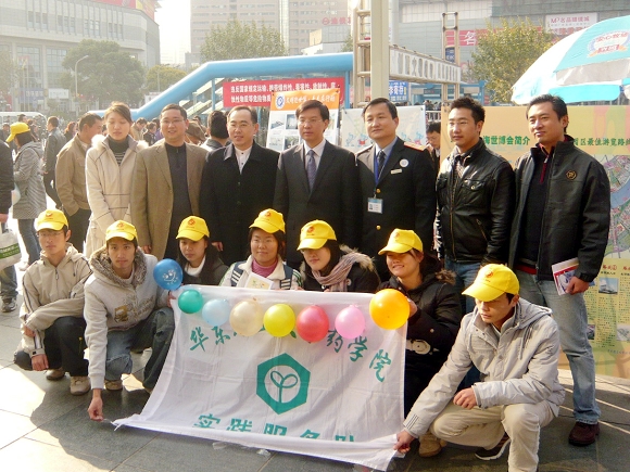 共青团各位领导与同人动漫
大学生志愿者合影