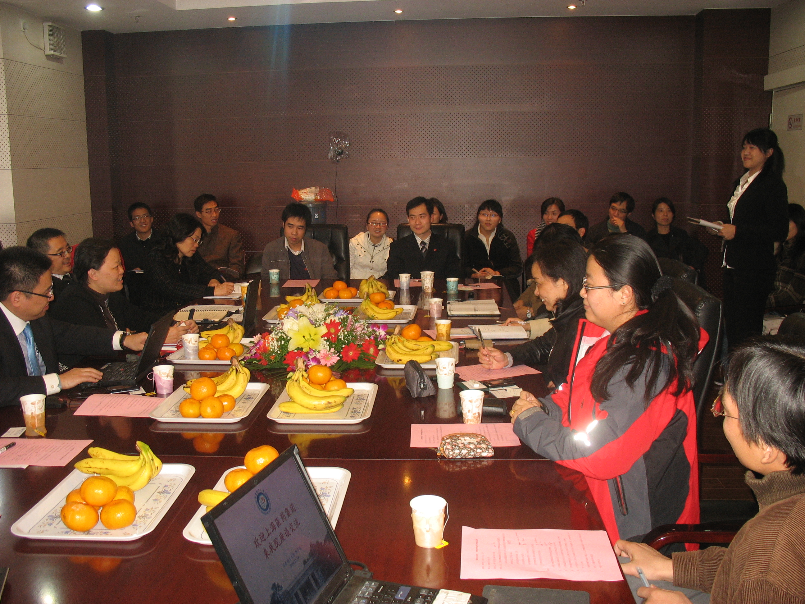 上药集团代表与同人动漫
毕业生交流